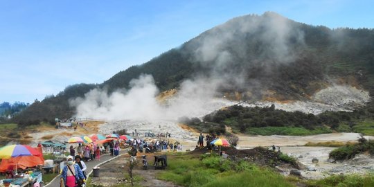 Banjarnegara, sebuah kabupaten yang terletak di Provinsi Jawa Tengah, Indonesia, memiliki pesona alam dan budaya yang tak kalah menarik dibandingkan daerah wisata lainnya. Dengan panorama alam yang memukau, berbagai destinasi menarik, serta kekayaan budaya yang kuat, Banjarnegara menjadi salah satu tujuan wisata yang layak untuk dijelajahi. Dalam artikel ini, kita akan membahas beberapa tempat wisata di Banjarnegara yang hits dan terpopuler, yang tentu saja menyuguhkan pengalaman seru dan menarik bagi siapa saja yang berkunjung. Mari kita mulai menjelajahi keindahan Banjarnegara yang menawan. 1. Dieng Plateau: Surga Alam yang Menakjubkan Dieng Plateau merupakan salah satu destinasi wisata paling terkenal di Banjarnegara. Terletak di ketinggian 2.000 meter di atas permukaan laut, kawasan ini dikenal dengan pemandangan alamnya yang spektakuler dan fenomena alam yang unik. Di Dieng, pengunjung dapat menikmati keindahan kawah, telaga, dan pegunungan yang menakjubkan. Salah satu daya tarik utama Dieng adalah warna-warni telaga yang terbentuk akibat aktivitas vulkanik, seperti Telaga Warna yang memiliki air berwarna hijau dan biru. Bagi para pecinta sejarah dan budaya, Dieng juga menyimpan situs-situs bersejarah seperti Candi Arjuna, yang merupakan kompleks candi Hindu yang dibangun pada abad ke-7. Candi ini memiliki arsitektur yang indah dan sering kali menjadi latar belakang foto bagi para wisatawan. Selain itu, setiap tahun, Dieng mengadakan Dieng Culture Festival yang menampilkan berbagai pertunjukan seni dan budaya lokal, serta ritual tradisional yang menarik untuk disaksikan. Pengunjung juga dapat melakukan berbagai aktivitas seru di Dieng, seperti trekking, bersepeda, atau menikmati keindahan sunrise di Bukit Sikunir. Pemandangan matahari terbit di Bukit Sikunir adalah salah satu yang paling memesona dan menjadi favorit para fotografer. Dengan segala keindahan yang ditawarkan, Dieng Plateau adalah destinasi yang tidak boleh dilewatkan saat mengunjungi Banjarnegara. 2. Air Terjun Sikarim: Keindahan Alam yang Menyegarkan Air Terjun Sikarim adalah salah satu air terjun yang terletak di daerah Banjarnegara dan menjadi salah satu tujuan wisata yang hits. Dengan ketinggian sekitar 100 meter, air terjun ini menawarkan pemandangan yang memukau dan suara gemuruh air yang menenangkan. Keberadaan Air Terjun Sikarim di tengah hutan tropis memberikan suasana yang segar dan menyejukkan bagi pengunjung. Untuk mencapai Air Terjun Sikarim, pengunjung harus melewati trek yang cukup menantang, tetapi perjalanan ini akan terbayar dengan pemandangan yang indah. Di sekitar air terjun, terdapat area yang dapat digunakan untuk bersantai dan menikmati keindahan alam. Banyak pengunjung yang memanfaatkan kesempatan ini untuk berfoto dan mengabadikan momen indah di lokasi yang eksotis ini. Selain itu, di dekat Air Terjun Sikarim juga terdapat berbagai fasilitas pendukung untuk meningkatkan kenyamanan pengunjung, seperti tempat parkir, warung makan, dan toilet. Air Terjun Sikarim juga menjadi pilihan yang tepat bagi mereka yang ingin merasakan ketenangan jauh dari hiruk-pikuk kota. Baik untuk keluarga, pasangan, maupun solo traveler, Air Terjun Sikarim adalah pilihan yang ideal untuk menikmati keindahan alam Banjarnegara. 3. Bukit Panguk: Spot Instagramable dengan Pemandangan Memukau Bukit Panguk adalah destinasi wisata yang sedang naik daun di Banjarnegara, dan menjadi salah satu spot Instagramable yang banyak diburu oleh para pelancong. Terletak di ketinggian, Bukit Panguk menawarkan panorama alam yang luar biasa, termasuk pemandangan pegunungan dan lembah yang hijau. Dengan suasana yang asri dan udara segar, tempat ini sangat cocok untuk bersantai dan menikmati keindahan alam. Salah satu daya tarik Bukit Panguk adalah banyaknya spot foto yang menarik. Terdapat beberapa tempat yang didesain khusus untuk berfoto, seperti jembatan kayu, ayunan, dan rumah pohon. Pemandangan matahari terbenam di Bukit Panguk juga menjadi momen yang sangat dinantikan oleh para pengunjung. Banyak orang menghabiskan waktu di sini untuk menikmati senja dan mengabadikan keindahan alam dalam bingkai kamera mereka. Untuk mencapai Bukit Panguk, pengunjung perlu melakukan sedikit trekking, tetapi perjalanan ini tidaklah sulit dan sangat menyenangkan. Selain menikmati keindahan alam, pengunjung juga dapat merasakan keramahan penduduk setempat yang siap menyambut dengan tangan terbuka. Dengan berbagai fasilitas yang tersedia, Bukit Panguk menawarkan pengalaman wisata yang lengkap dan memuaskan. 4. Wisata Budaya: Menyaksikan Tradisi Khas Banjarnegara Banjarnegara tidak hanya kaya akan keindahan alam, tetapi juga memiliki warisan budaya yang kaya. Mengunjungi Banjarnegara tidak lengkap tanpa mengenal tradisi dan budaya lokalnya. Salah satu cara untuk merasakan kekayaan budaya ini adalah dengan mengunjungi beberapa festival tradisional yang sering diselenggarakan di daerah ini. Festival seperti Festival Bunga dan Festival Budaya Dieng menjadi momen spesial yang menarik banyak pengunjung. Selama festival, pengunjung bisa menyaksikan berbagai pertunjukan seni, seperti tari tradisional, musik, dan pameran kerajinan lokal. Selain itu, wisatawan juga dapat menikmati kuliner khas Banjarnegara yang lezat. Makanan tradisional seperti soto Banjar dan keripik tempe menjadi hidangan yang wajib dicoba. Bagi yang tertarik dengan sejarah, mengunjungi candi-candi dan situs bersejarah di Banjarnegara akan memberikan wawasan lebih tentang budaya dan tradisi masyarakat setempat. Candi Arjuna yang telah disebutkan sebelumnya adalah salah satu contoh yang baik untuk memahami sejarah dan kepercayaan yang berkembang di daerah ini. Dengan berbagai kegiatan dan festival yang ada, wisata budaya di Banjarnegara menawarkan pengalaman yang tidak hanya menyenangkan tetapi juga mendidik.