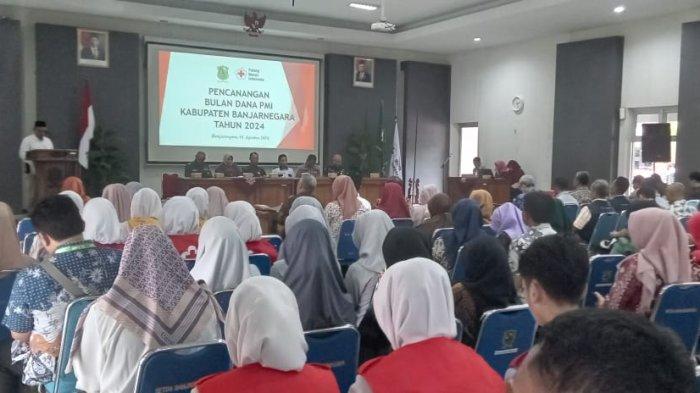 Palang Merah Indonesia (PMI) merupakan organisasi kemanusiaan yang memiliki peran penting dalam memberikan bantuan dan layanan di bidang kesehatan, bencana, dan sosial. Di Banjarnegara, PMI tengah menggencarkan kegiatan Bulan Dana yang ditargetkan mencapai Rp 1,2 miliar. Kegiatan ini tidak hanya bertujuan untuk menghimpun dana, tetapi juga untuk meningkatkan kesadaran masyarakat akan pentingnya kontribusi mereka dalam kegiatan kemanusiaan. Dalam konteks ini, artikel ini akan membahas secara mendalam mengenai strategi penggalangan dana PMI Banjarnegara, sumber-sumber yang diharapkan dapat memberikan kontribusi, dampak dari kegiatan ini, serta tantangan yang mungkin dihadapi dalam proses penggalangan dana. 1. Strategi Penggalangan Dana PMI Banjarnegara Penggalangan dana adalah salah satu aspek vital dalam operasional PMI. Dalam konteks Bulan Dana PMI Banjarnegara, strategi yang diterapkan meliputi beberapa pendekatan yang berfokus pada partisipasi aktif dari masyarakat. Beberapa strategi yang dijalankan antara lain adalah: a. Kampanye Kesadaran Masyarakat Dalam upaya untuk meningkatkan partisipasi masyarakat, PMI Banjarnegara meluncurkan kampanye kesadaran. Ini mencakup penyuluhan, seminar, dan kegiatan sosial yang bertujuan untuk memberikan pemahaman tentang pentingnya kontribusi masyarakat terhadap PMI. Melalui kampanye ini, PMI berharap masyarakat dapat menyadari bahwa sumbangan mereka akan digunakan untuk kegiatan kemanusiaan yang nyata dan berkelanjutan. b. Kolaborasi dengan Berbagai Pihak PMI Banjarnegara juga bekerja sama dengan berbagai instansi pemerintah, swasta, dan komunitas lokal. Kolaborasi ini tidak hanya untuk menggalang dana, tetapi juga untuk memaksimalkan sumber daya yang ada. Misalnya, kerjasama dengan perusahaan lokal untuk mengadakan acara amal, serta dengan pemerintah daerah untuk memfasilitasi kegiatan penggalangan dana. c. Penggunaan Media Sosial dan Platform Digital Di era digital seperti sekarang ini, pemanfaatan media sosial menjadi sangat penting. PMI Banjarnegara memanfaatkan platform digital untuk menjangkau lebih banyak orang. Kampanye online, penggalangan dana melalui platform crowdfunding, serta pemasangan iklan di media sosial menjadi salah satu cara efektif untuk menarik perhatian masyarakat untuk berkontribusi. d. Penyediaan Berbagai Saluran Donasi Untuk memudahkan masyarakat dalam memberikan sumbangan, PMI Banjarnegara menyediakan beberapa saluran donasi. Masyarakat dapat berkontribusi melalui transfer bank, dompet digital, maupun secara langsung di berbagai acara yang diselenggarakan. Dengan menyediakan berbagai opsi ini, diharapkan lebih banyak orang akan berpartisipasi dalam Bulan Dana ini. 2. Sumber Pendanaan yang Diharapkan Dalam upaya mencapai target Rp 1,2 miliar, PMI Banjarnegara mengidentifikasi berbagai sumber pendanaan yang potensial. Sumber-sumber ini diharapkan dapat memberikan kontribusi signifikan dalam penggalangan dana. Beberapa sumber tersebut antara lain: a. Donasi Individu Donasi dari individu adalah salah satu sumber utama dalam penggalangan dana PMI. Masyarakat umum diharapkan dapat memberikan sumbangan, baik dalam jumlah kecil maupun besar. Dalam hal ini, penting bagi PMI untuk menjalin hubungan baik dengan donor, menginformasikan mereka tentang penggunaan dana, dan memberikan laporan transparan mengenai kegiatan yang telah dilakukan. b. Korporasi dan Perusahaan Korporasi dan perusahaan juga menjadi fokus utama dalam penggalangan dana. Banyak perusahaan yang memiliki program tanggung jawab sosial perusahaan (CSR) yang dapat diarahkan untuk mendukung kegiatan PMI. Dalam hal ini, PMI dapat melakukan pendekatan kepada perusahaan-perusahaan di Banjarnegara untuk menjalin kemitraan dalam kegiatan Bulan Dana. c. Kegiatan Amal PMI Banjarnegara berencana mengadakan berbagai kegiatan amal, seperti konser, bazaar, dan lomba, yang akan diadakan di berbagai tempat di daerah tersebut. Kegiatan ini selain untuk menghibur masyarakat, juga menjadi wadah untuk mengumpulkan dana. Hasil dari kegiatan amal ini diharapkan dapat memberikan kontribusi yang signifikan terhadap target yang telah ditetapkan. d. Hibah dan Bantuan Pemerintah PMI juga berupaya untuk mendapatkan hibah dan bantuan dari pemerintah baik di tingkat kabupaten maupun provinsi. Dengan mengajukan proposal dan menjelaskan tujuan serta kegiatan yang akan dilaksanakan, diharapkan PMI dapat memperoleh dukungan finansial yang diperlukan untuk mencapai target penggalangan dana. 3. Dampak Kegiatan Bulan Dana PMI Kegiatan Bulan Dana PMI Banjarnegara tidak hanya sebatas pada pengumpulan uang, tetapi juga memiliki dampak yang luas bagi masyarakat. Dampak-dampak tersebut antara lain: a. Meningkatkan Kesadaran Sosial Melalui kegiatan Bulan Dana, masyarakat diharapkan dapat lebih peka terhadap isu-isu kemanusiaan dan pentingnya kontribusi individu dalam membantu sesama. Kesadaran ini diharapkan dapat menciptakan budaya saling membantu dalam masyarakat. b. Peningkatan Kualitas Layanan PMI Dana yang terkumpul melalui kegiatan ini akan digunakan untuk meningkatkan kualitas layanan PMI, seperti penyelenggaraan pelatihan pertolongan pertama, pengadaan alat kesehatan, serta penanganan bencana. Dengan demikian, PMI dapat memberikan layanan yang lebih baik kepada masyarakat. c. Membuka Kesempatan untuk Relawan Kegiatan Bulan Dana juga memberikan kesempatan bagi masyarakat untuk terlibat sebagai relawan. Melalui partisipasi aktif ini, masyarakat dapat memperoleh pengalaman dan keterampilan yang berguna dalam bidang kemanusiaan. Selain itu, relawan dapat menjadi agen perubahan yang mempromosikan semangat kepedulian di lingkungan mereka. d. Memperluas Jangkauan Program Kemanusiaan Dengan terkumpulnya dana yang cukup, PMI Banjarnegara dapat memperluas jangkauan program-program kemanusiaan yang mereka jalankan. Ini termasuk program penanggulangan bencana, kesehatan masyarakat, dan kegiatan sosial lainnya yang membutuhkan dukungan dana. 4. Tantangan dalam Penggalangan Dana Di balik semua rencana yang muluk, penggalangan dana juga menghadapi berbagai tantangan. Beberapa tantangan yang mungkin dihadapi oleh PMI Banjarnegara antara lain: a. Minimnya Kesadaran Masyarakat Salah satu tantangan terbesar dalam penggalangan dana adalah minimnya kesadaran masyarakat akan pentingnya kontribusi dalam kegiatan kemanusiaan. Banyak orang yang mungkin merasa bahwa sumbangan kecil tidak akan memberikan dampak besar, sehingga mereka enggan untuk berpartisipasi. b. Persaingan dengan Organisasi Lain Dalam sebuah daerah, banyak organisasi yang juga melakukan penggalangan dana. Persaingan ini dapat membuat masyarakat bingung dalam memilih organisasi mana yang akan mereka dukung. PMI perlu berusaha lebih keras untuk membedakan program dan kegiatan mereka agar lebih menarik bagi masyarakat. c. Kendala Teknologi Meskipun penggunaan teknologi dapat mempermudah penggalangan dana, tidak semua masyarakat memiliki akses yang sama terhadap teknologi. Oleh karena itu, PMI perlu memastikan bahwa mereka juga memenuhi kebutuhan masyarakat yang tidak terlayani oleh platform digital. d. Transparansi dan Akuntabilitas Masyarakat kini semakin cerdas dan kritis terhadap penggunaan dana. PMI Banjarnegara harus mampu memberikan laporan yang transparan dan akuntabel mengenai penggunaan dana yang terkumpul. Keterbukaan ini sangat penting untuk membangun kepercayaan masyarakat.