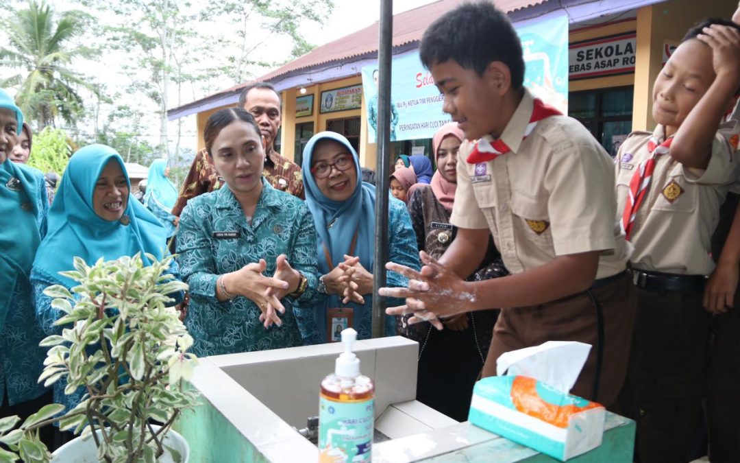 Peringatan HCTPS di Pandanarum, Ibu Lucia dan Siswa SD Peragakan 6 Langkah Cuci Tangan