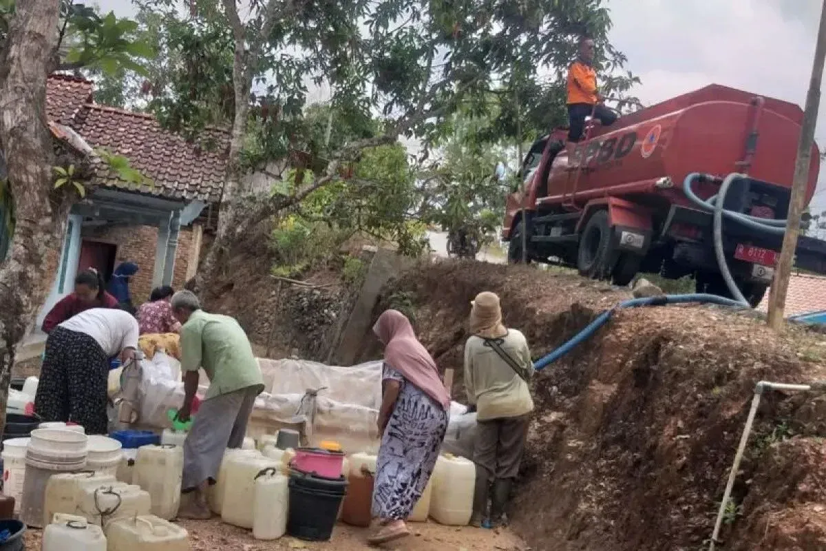 Krisis air bersih di beberapa wilayah di Indonesia, termasuk Banjarnegara, menjadi tantangan yang serius, terutama saat musim kemarau panjang. Badan Penanggulangan Bencana Daerah (BPBD) berperan penting dalam menyikapi masalah ini dengan mempersiapkan berbagai langkah, termasuk pengiriman bantuan air bersih. Artikel ini membahas upaya BPBD dalam menyediakan bantuan air bersih kepada warga Banjarnegara, dampak yang ditimbulkan oleh krisis air, serta langkah-langkah yang diambil untuk memastikan kebutuhan dasar masyarakat terpenuhi. Mari kita telusuri lebih lanjut. 1. Latar Belakang Krisis Air Bersih di Banjarnegara Krisis air bersih di Banjarnegara adalah masalah yang berlarut-larut, terutama saat musim kemarau. Dengan curah hujan yang menurun drastis, banyak sumber air alami seperti sungai dan mata air menjadi kering. Hal ini sangat mempengaruhi kehidupan sehari-hari masyarakat yang bergantung pada air bersih untuk kebutuhan minum, masak, dan mencuci. Berbagai faktor berkontribusi pada masalah ini, termasuk perubahan iklim, penggundulan hutan, dan meningkatnya populasi. Dampak dari krisis air bersih sangat luas. Pertama, kesehatan masyarakat menjadi terancam. Air yang tidak bersih dapat menyebabkan berbagai penyakit seperti diare dan tifus. Kedua, krisis air bersih juga berdampak pada sektor pertanian, yang merupakan sumber penghidupan utama bagi banyak warga Banjarnegara. Tanpa air yang cukup, produksi pertanian menurun, menyebabkan ketahanan pangan terancam. Ketiga, kondisi ini dapat memicu migrasi penduduk, di mana warga terpaksa meninggalkan tempat tinggal mereka untuk mencari daerah yang lebih baik. Oleh karena itu, penanganan krisis air ini sangat mendesak dan penting. 2. Upaya BPBD dalam Penanganan Krisis Air Bersih Badan Penanggulangan Bencana Daerah (BPBD) adalah lembaga yang memiliki tugas dan tanggung jawab dalam penanggulangan bencana, termasuk krisis air bersih. Dalam menghadapi situasi ini, BPBD melakukan beberapa langkah strategis. Pertama, mereka melakukan pemetaan daerah yang terdampak untuk menentukan lokasi yang paling membutuhkan bantuan. Dengan data yang akurat, BPBD dapat memprioritaskan daerah-daerah yang paling kritis. Setelah melakukan pemetaan, BPBD kemudian berkoordinasi dengan instansi terkait, seperti Dinas Kesehatan dan Dinas Pekerjaan Umum, untuk mengidentifikasi sumber-sumber air alternatif yang bisa dimanfaatkan. BPBD juga melibatkan masyarakat setempat dalam proses pengawasan dan distribusi bantuan untuk memastikan bahwa air bersih yang diberikan sampai ke tangan yang membutuhkan. Selain itu, BPBD juga mengedukasi masyarakat tentang pentingnya penghematan air dan cara mengolah air yang tidak bersih menjadi layak konsumsi. Edukasi ini sangat diperlukan untuk meningkatkan kesadaran masyarakat mengenai krisis air bersih serta upaya mitigasi yang bisa dilakukan. Terakhir, BPBD juga menjalin kerjasama dengan lembaga non-pemerintah dan organisasi kemanusiaan untuk memperluas jangkauan bantuan dan sumber daya yang tersedia. 3. Dampak Sosial dan Ekonomi dari Penyediaan Air Bersih Penyediaan air bersih oleh BPBD memiliki dampak yang signifikan terhadap masyarakat Banjarnegara. Di sisi sosial, akses terhadap air bersih meningkatkan kualitas hidup masyarakat. Dengan tersedianya air bersih, warga dapat menjaga kesehatan mereka dengan lebih baik, mengurangi risiko penyakit yang diakibatkan oleh air kotor. Hal ini juga berkontribusi pada peningkatan kesehatan mental, karena masyarakat tidak lagi merasa cemas tentang ketersediaan air untuk memenuhi kebutuhan sehari-hari. Di sisi ekonomi, bantuan air bersih dapat membantu memulihkan kegiatan ekonomi masyarakat yang terganggu oleh krisis air. Dengan ketersediaan air yang cukup, sektor pertanian dapat kembali beroperasi secara optimal. Ini tidak hanya meningkatkan pendapatan petani, tetapi juga berdampak positif pada ketahanan pangan di daerah tersebut. Penyediaan air bersih juga membuka peluang bagi pengembangan usaha kecil dan menengah yang membutuhkan air, seperti usaha makanan dan minuman. Dengan demikian, bantuan air bersih tidak hanya menyelesaikan masalah dasar, tetapi juga memberikan dorongan bagi pertumbuhan ekonomi lokal. 4. Rencana Jangka Panjang dan Keberlanjutan Meskipun BPBD telah melakukan berbagai upaya untuk menyediakan bantuan air bersih, penting untuk mempertimbangkan rencana jangka panjang untuk memastikan ketersediaan air bersih yang berkelanjutan. Salah satu langkah yang dapat diambil adalah pembangunan infrastruktur penyimpanan air, seperti reservoir dan sumur bor. Dengan adanya infrastruktur yang baik, masyarakat akan memiliki akses yang lebih mudah dan cepat ke sumber air bersih. Selain itu, edukasi masyarakat tentang konservasi air dan pengelolaan sumber daya air juga harus menjadi fokus utama. Masyarakat perlu diajarkan cara-cara untuk menghemat dan menggunakan air secara bijak. Upaya ini harus didukung dengan kebijakan pemerintah yang mendorong pelestarian lingkungan dan pengelolaan sumber daya air yang berkelanjutan. BPBD juga harus menjalin kerjasama yang lebih erat dengan berbagai pihak, termasuk lembaga penelitian dan akademisi, untuk terus mengembangkan teknologi dan inovasi dalam pengelolaan air. Dengan pendekatan yang holistik, diharapkan masalah krisis air bersih di Banjarnegara dapat diatasi secara tuntas dan berkelanjutan.