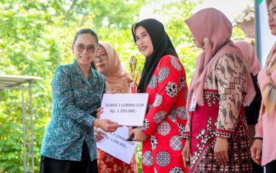 Sekretaris Daerah (Sekda) merupakan posisi yang sangat vital dalam struktur pemerintahan daerah, termasuk di Kabupaten Banjarnegara. Sebagai pejabat yang memegang peranan penting dalam menjalankan roda pemerintahan, Sekda memiliki berbagai tanggung jawab yang mencakup pengelolaan administrasi dan koordinasi antar instansi. Dalam konteks Kabupaten Banjarnegara, yang terletak di Provinsi Jawa Tengah, peran Sekda semakin krusial mengingat banyaknya tantangan dan potensi yang ada di wilayah ini. Artikel ini akan membahas lebih dalam mengenai Sekda Kabupaten Banjarnegara, termasuk tugas dan fungsinya, peran strategis dalam pembangunan daerah, tantangan yang dihadapi, serta kontribusi terhadap masyarakat. Tugas dan Fungsi Sekda Kabupaten Banjarnegara Sekda Kabupaten Banjarnegara memiliki berbagai tugas dan fungsi yang tidak hanya terbatas pada aspek administratif, tetapi juga menyentuh berbagai sektor kehidupan masyarakat. Salah satu tugas utama Sekda adalah membantu Bupati dalam menyusun dan melaksanakan kebijakan daerah. Sekda berperan sebagai penghubung antara Bupati dan jajarannya, sehingga komunikasi dalam pengambilan keputusan dapat terjalin dengan baik. Selain itu, Sekda juga bertanggung jawab untuk mengoordinasikan berbagai kegiatan pemerintahan. Ini termasuk perencanaan, pelaksanaan, serta evaluasi program-program yang dirancang untuk meningkatkan kesejahteraan masyarakat. Dalam hal ini, Sekda harus memastikan bahwa semua instansi pemerintah daerah bekerja secara sinergis dan efisien. Sekda juga berfungsi sebagai penasihat bagi Bupati dalam berbagai aspek pemerintahan. Dalam konteks Kabupaten Banjarnegara yang kaya akan potensi alam dan budaya, Sekda harus mampu memberikan rekomendasi yang tepat mengenai kebijakan yang dapat memaksimalkan potensi tersebut. Misalnya, dalam hal pengembangan pariwisata, Sekda harus mengidentifikasi dan memberikan masukan tentang lokasi-lokasi yang memiliki potensi besar untuk dikembangkan. Tidak hanya itu, Sekda juga memiliki tanggung jawab dalam hal pengelolaan sumber daya manusia di lingkungan pemerintah daerah. Ini meliputi pengaturan dan pengembangan kinerja pegawai negeri sipil, sehingga mereka dapat bekerja dengan baik dan memberikan pelayanan terbaik kepada masyarakat. Dalam hal ini, Sekda perlu menjalin hubungan yang baik dengan berbagai pihak, termasuk organisasi perangkat daerah dan masyarakat. Peran Strategis Sekda dalam Pembangunan Daerah Sebagai pemimpin administratif, Sekda Kabupaten Banjarnegara memiliki peran strategis dalam pengembangan dan pembangunan daerah. Dalam konteks pembangunan ekonomi, Sekda harus mampu merancang dan mengimplementasikan program-program yang dapat mendorong pertumbuhan ekonomi lokal. Ini bisa melibatkan pengembangan sektor pertanian, industri, hingga pariwisata, yang merupakan potensi besar di Kabupaten Banjarnegara. Salah satu contoh konkret peran Sekda dalam pembangunan daerah adalah dalam pelaksanaan program-program pemerintah yang bersifat pro-rakyat. Sekda harus memastikan bahwa program-program ini dijalankan dengan baik dan memberikan manfaat maksimal bagi masyarakat. Misalnya, dalam pengembangan infrastruktur seperti jalan dan fasilitas publik, Sekda perlu mengoordinasikan antara instansi terkait dan masyarakat agar pembangunan dapat berjalan lancar. Di samping itu, Sekda juga berperan dalam menjalin kerjasama dengan berbagai pihak, baik itu swasta maupun lembaga internasional. Dalam era globalisasi ini, kerjasama internasional menjadi sangat penting untuk menarik investasi dan meningkatkan kualitas sumber daya manusia. Sekda harus mampu mempresentasikan potensi Kabupaten Banjarnegara kepada investor dan mitra strategis lainnya. Selain itu, Sekda juga berperan dalam menjaga stabilitas sosial di masyarakat. Dengan banyaknya program pembangunan yang dijalankan, ada potensi terjadinya konflik antara masyarakat yang merasa dirugikan dan pemerintah. Oleh karena itu, Sekda harus mampu berkomunikasi dengan baik kepada masyarakat dan mendengarkan aspirasi mereka. Hal ini penting untuk menciptakan kepercayaan antara pemerintah dan masyarakat. Tantangan yang Dihadapi Sekda dalam Melaksanakan Tugas Meskipun memiliki peran yang sangat penting, Sekda Kabupaten Banjarnegara juga menghadapi berbagai tantangan dalam menjalankan tugasnya. Salah satu tantangan utama adalah keterbatasan anggaran. Dalam banyak kasus, anggaran yang tersedia untuk pembangunan daerah seringkali tidak sebanding dengan kebutuhan yang ada. Hal ini membuat Sekda harus kreatif dalam mencari solusi, baik melalui skema pendanaan alternatif maupun kerjasama dengan pihak swasta. Tantangan lainnya adalah perubahan kebijakan yang cepat dari pemerintah pusat. Sekda harus selalu melakukan pemantauan dan penyesuaian terhadap kebijakan yang ditetapkan, sehingga program-program yang dijalankan tetap relevan dan sesuai dengan kebutuhan masyarakat. Perubahan kebijakan yang mendadak bisa menjadi hambatan bagi efektivitas program yang sedang berjalan. Selain itu, Sekda juga harus menghadapi tantangan dalam hal sumber daya manusia. Dalam beberapa kasus, masih ditemukan pegawai negeri sipil yang kurang berkompeten atau tidak memiliki motivasi yang tinggi. Ini tentu saja menjadi masalah dalam menjalankan tugas pemerintahan dengan baik. Oleh karena itu, Sekda perlu melakukan evaluasi dan pengembangan kapasitas pegawai secara berkala. Berbagai tantangan ini tentunya memerlukan ketahanan mental dan kemampuan adaptasi yang tinggi dari seorang Sekda. Keberhasilan dalam menghadapi tantangan ini akan sangat berpengaruh terhadap kemajuan Kabupaten Banjarnegara secara keseluruhan. Kontribusi Sekda terhadap Masyarakat di Kabupaten Banjarnegara Kontribusi Sekda Kabupaten Banjarnegara terhadap masyarakat sangatlah signifikan. Salah satu bentuk kontribusi tersebut adalah dalam peningkatan kualitas pelayanan publik. Sekda berperan dalam memastikan bahwa setiap instansi pemerintah daerah memberikan pelayanan yang baik dan memuaskan bagi masyarakat. Ini bisa berupa pelayanan kesehatan, pendidikan, hingga layanan administrasi yang efisien. Sekda juga memiliki peran dalam memfasilitasi partisipasi masyarakat dalam pembangunan. Dalam banyak program yang dijalankan, Sekda harus melibatkan masyarakat dalam proses perencanaan dan pelaksanaan. Hal ini penting agar masyarakat merasa memiliki dan bertanggung jawab terhadap program yang dijalankan. Dengan demikian, dukungan masyarakat terhadap program-program pemerintah akan lebih besar. Di samping itu, Sekda juga berkontribusi dalam menciptakan lingkungan yang kondusif untuk investasi dan pengembangan ekonomi. Dengan mengkoordinasikan berbagai pihak, Sekda membantu menciptakan iklim yang baik bagi investor. Hal ini tentunya akan berdampak positif bagi perekonomian daerah dan kesejahteraan masyarakat. Terakhir, Sekda juga berperan dalam menjaga stabilitas sosial dan keamanan di daerah. Dalam situasi yang tidak menentu, Sekda harus mampu menjaga komunikasi dengan masyarakat dan memberikan informasi yang jelas agar tidak terjadi salah paham. Dengan demikian, masyarakat akan merasa aman dan nyaman dalam menjalani kehidupan sehari-hari.