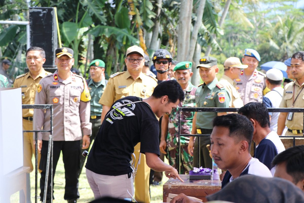 Pemilihan Kepala Desa (Pilkades) merupakan salah satu momen penting dalam demokrasi lokal di Indonesia. Kegiatan ini tidak hanya sekadar memilih pemimpin di tingkat desa, tetapi juga menjadi sarana bagi masyarakat untuk mengekspresikan hak suara mereka. Di Banjarnegara, pelaksanaan Pilkades kali ini mendapat perhatian khusus dari Pj Bupati. Dengan melakukan pemantauan langsung ke sejumlah Tempat Pemungutan Suara (TPS), Bupati berharap bahwa proses pemilihan dapat berlangsung dengan aman, tertib, dan transparan. Artikel ini akan membahas lebih dalam mengenai pentingnya pemantauan Pilkades oleh Pj Bupati Banjarnegara, langkah-langkah yang diambil untuk menjamin keamanan, serta berbagai tantangan yang dihadapi dalam pelaksanaan Pilkades. 1. Pentingnya Pemantauan oleh Pj Bupati Pemantauan langsung oleh Pj Bupati Banjarnegara di TPS-TPS merupakan tindakan yang menunjukkan komitmen pemerintah daerah terhadap pelaksanaan Pilkades yang bersih dan adil. Dengan hadirnya pemimpin daerah di lapangan, masyarakat akan merasa lebih percaya bahwa proses pemilihan berlangsung dengan transparan. Keberadaan Pj Bupati juga memberikan sinyal positif kepada petugas pemungutan suara dan pengawas, bahwa mereka berada di bawah pengawasan yang ketat. Dalam konteks Banjarnegara, pemantauan ini menjadi sangat penting mengingat sejarah pelaksanaan Pilkades yang kadang tidak lepas dari potensi konflik atau kecurangan. Bupati diharapkan dapat memastikan bahwa semua tahapan pemungutan suara berjalan sesuai dengan ketentuan yang berlaku. Dengan demikian, kehadiran Pj Bupati di TPS tidak hanya sebagai simbol, tetapi juga sebagai bentuk tanggung jawab terhadap pelaksanaan demokrasi di tingkat desa. Selain itu, pemantauan juga menjadi kesempatan bagi Bupati untuk mendengarkan langsung aspirasi masyarakat. Dalam berbagai kesempatan, banyak masyarakat yang merasa tidak didengar dalam proses pengambilan keputusan. Dengan berinteraksi langsung, Pj Bupati dapat memahami lebih dalam berbagai isu yang dihadapi masyarakat, termasuk terkait proses pemilihan ini. 2. Langkah-Langkah Keamanan dalam Pelaksanaan Pilkades Keamanan dalam Pilkades sangatlah penting untuk menciptakan suasana yang kondusif bagi pemilih. Pemerintah daerah melalui Pj Bupati bersama dengan kepolisian dan instansi terkait lainnya telah mengambil berbagai langkah untuk menjamin keamanan selama proses pemungutan suara. Salah satu langkah yang diambil adalah melakukan koordinasi dengan pihak kepolisian untuk mengamankan setiap TPS. Setiap TPS dilengkapi dengan petugas keamanan yang terlatih, sehingga mereka dapat mengatasi berbagai kemungkinan yang terjadi, mulai dari kerumunan massa hingga potensi konflik antar pendukung calon. Selain itu, Bupati juga menekankan pentingnya sosialisasi kepada masyarakat untuk selalu menjaga ketertiban dan keamanan selama pelaksanaan Pilkades. Sosialisasi ini tidak hanya dilakukan menjelang hari H, tetapi sudah dimulai jauh-jauh hari sebelumnya. Melalui berbagai forum, pemerintah daerah menginformasikan kepada masyarakat mengenai pentingnya menjaga suasana aman dan damai. Masyarakat juga diimbau untuk tidak terpengaruh oleh provokasi yang dapat memecah belah persatuan di desa. Langkah-langkah keamanan ini tidak hanya berlaku pada hari pemungutan suara saja, tetapi juga mencakup proses sebelum dan sesudahnya. Misalnya, pelaksanaan penghitungan suara pun harus dilakukan dengan aman dan transparan, sehingga tidak menimbulkan kecurigaan dari pihak-pihak tertentu. Dengan adanya langkah-langkah keamanan yang ketat, diharapkan pelaksanaan Pilkades dapat berjalan dengan lancar tanpa adanya gangguan. 3. Tantangan dalam Pelaksanaan Pilkades Walaupun berbagai langkah telah diambil untuk menjamin keamanan, pelaksanaan Pilkades tidak lepas dari tantangan. Salah satu tantangan terbesar adalah potensi konflik antar pendukung calon yang bisa terjadi. Di banyak desa, dukungan terhadap calon kepala desa sering kali memicu perpecahan di masyarakat. Hal ini bisa berujung pada tindakan anarkis jika tidak dikelola dengan baik. Selain itu, ada juga tantangan teknis yang terkait dengan logistik pemungutan suara. Misalnya, ketersediaan kotak suara, bilik suara, hingga ketersediaan surat suara yang cukup untuk memenuhi kebutuhan pemilih di masing-masing TPS. Permasalahan-permasalahan ini sering kali muncul menjelang hari pemungutan suara, dan jika tidak dapat diatasi, bisa mengganggu jalannya Pilkades. Pj Bupati juga harus siap menangani berbagai isu yang mungkin muncul di lapangan, termasuk laporan pelanggaran yang terjadi. Dengan sistem pelaporan yang jelas dan terbuka, masyarakat dapat melaporkan dugaan pelanggaran dengan cepat agar dapat ditindaklanjuti sebelum mempengaruhi jalannya pemilihan. Tantangan lainnya adalah menjaga motivasi masyarakat untuk berpartisipasi dalam Pilkades. Ada kalanya masyarakat merasa apatis terhadap proses pemilihan karena berbagai alasan, seperti kurangnya pemahaman tentang pentingnya Pilkades atau kekecewaan terhadap pemimpin sebelumnya. Oleh karena itu, penting bagi pemerintah daerah untuk terus memberikan edukasi kepada masyarakat tentang pentingnya suara mereka dalam menentukan masa depan desa. 4. Harapan Pasca Pilkades Setelah pelaksanaan Pilkades, harapan besar tertuju pada calon kepala desa terpilih untuk membawa perubahan positif bagi desa. Bupati berharap agar proses pemilihan yang berjalan aman dan tertib dapat menghasilkan pemimpin yang mampu mendengarkan dan menjalankan aspirasi masyarakat. Proses pemilihan yang baik akan memperkuat legitimasi pemimpin desa di mata masyarakat. Pasca Pilkades, Pj Bupati juga akan melakukan evaluasi terhadap seluruh proses yang telah berlangsung. Evaluasi ini bertujuan untuk mengidentifikasi kekuatan dan kelemahan dalam pelaksanaan Pilkades, agar di masa mendatang dapat diperbaiki. Selain itu, evaluasi juga penting untuk memastikan bahwa semua pelanggaran yang terjadi dapat ditindaklanjuti dengan baik. Harapan lainnya adalah agar masyarakat tetap menjaga kerukunan dan persatuan meskipun hasil Pilkades mungkin tidak sesuai dengan harapan sebagian pihak. Penting bagi semua warga desa untuk saling menghargai pilihan satu sama lain dan bersama-sama membangun desa demi kemajuan bersama. Dengan demikian, Pilkades bukan hanya menjadi ajang kompetisi, tetapi juga momentum untuk memperkuat tali persaudaraan di tingkat desa.